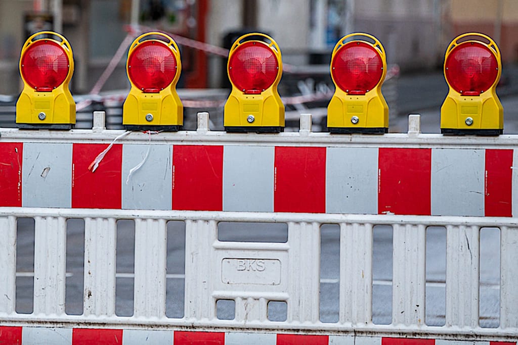 Vollsperrung der Elisabethenstraße Straße im Wiesbadener Stadtteil Kastel wegen Bauarbeiten. 