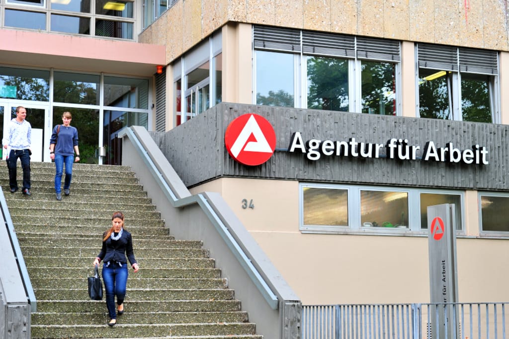 Die Agentur für Arbeit Wiesbaden meldet für Februar mehr Arbeitslose als im Vorjahr, aber auch mehr offene Stellen. 