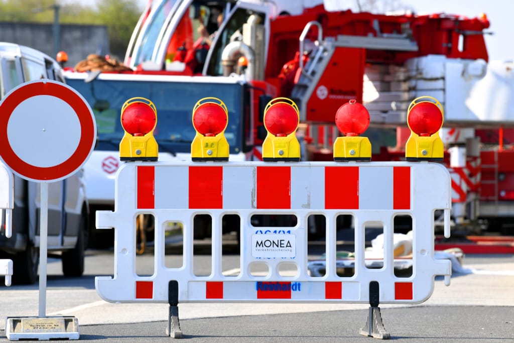 Vollsperrung der Blücherstraße im Wiesbadener Stadtteil Kastel wegen Bauarbeiten. 