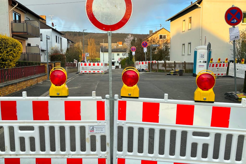 Vollsperrung der Straße Mainufer in Mainz-Kostheim wegen Bauarbeiten.