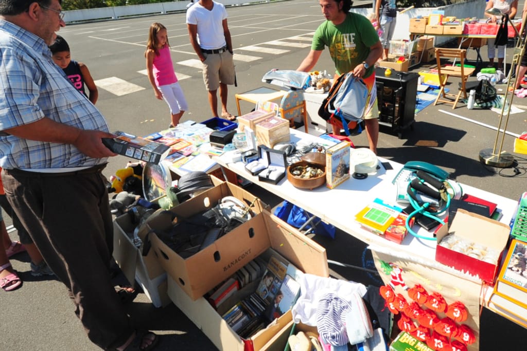 Stöbern, handeln, feilschen: Der Flohmarkt in der Straße "Am Parkfeld" in Wiesbaden-Biebrich startet in die neue Saison.