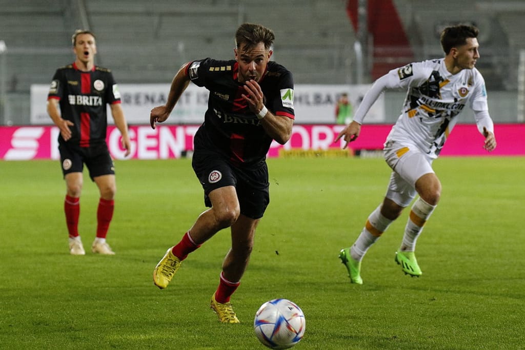 SV Wehen Wiesbaden spielt am Freitagabend gegen FC Erzgebirge Aue i