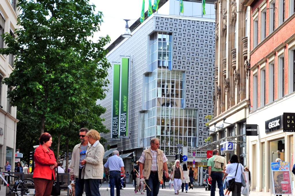 Galeria Karstadt Kaufhof schließt 52 Standorte. Auch in Wiesbaden wird ein Warenhaus dicht gemacht. Wiesbadens Oberbürgermeister und Wirtschaftsdezernentin bedauern Kaufhof-Schließung.