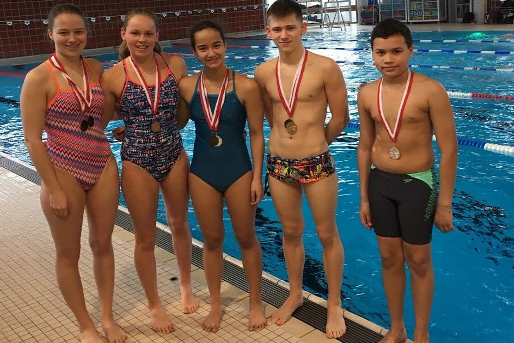 Die erfolgreichen Schwimmerinnen und Schwimmer des SV-Delphin.