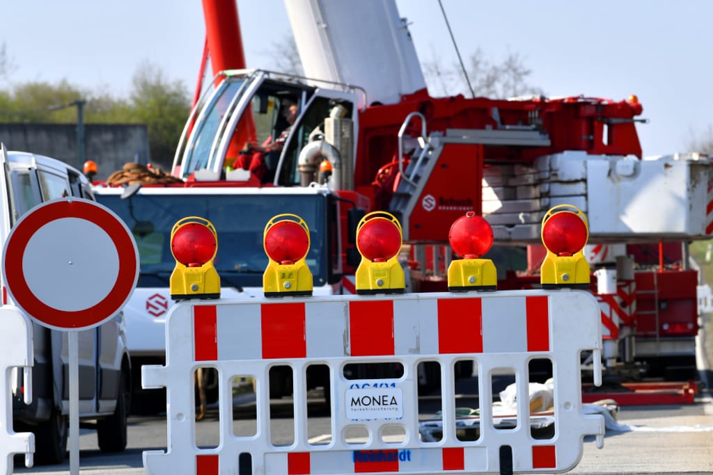 Vollsperrung der Schopenhauerstraße in Wiesbaden-Sonnenberg wegen Kranarbeiten. 