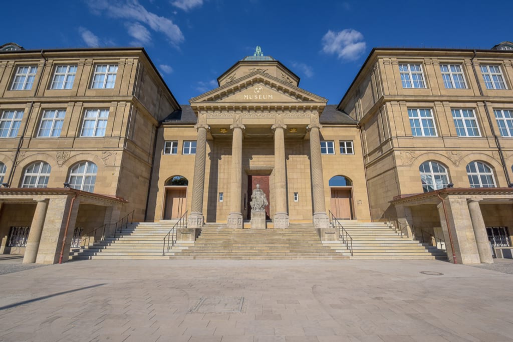 Exklusive Museumsführung 60+ mit dem Seniorenbeirat Wiesbaden durch die Ausstellung "Leben aus Lehm“