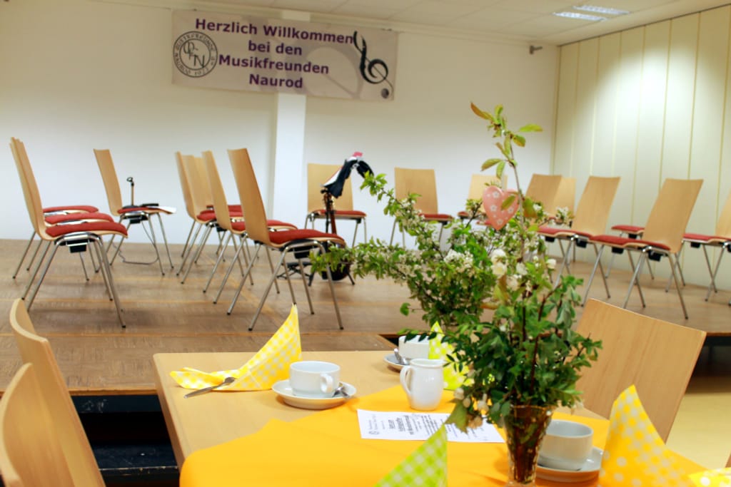 Frühlingskonzert  mit Blumen, Kaffee und Kuchenbüffet in Wiesbaden-Naurod.