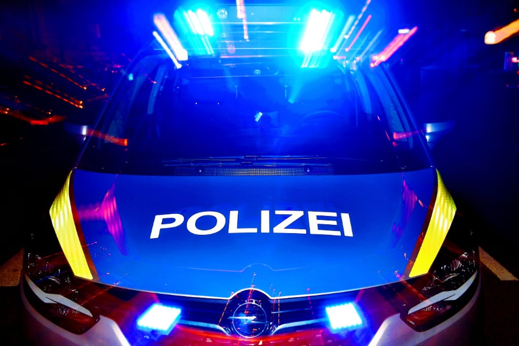 Drei Männer transportieren am Donnerstagmorgen einen Tresor durch die Daimlerstraße in Wiesbaden. Diese Auffälligkeit löste einen Polizeieinsatz aus. 