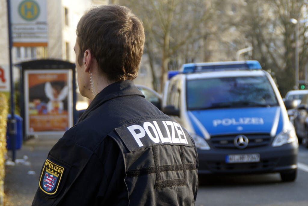 Eine E-Mail mit Drohinhalt löste am Freitag einen großen Polizeieinsatz in Wiesbadener Kliniken aus. 