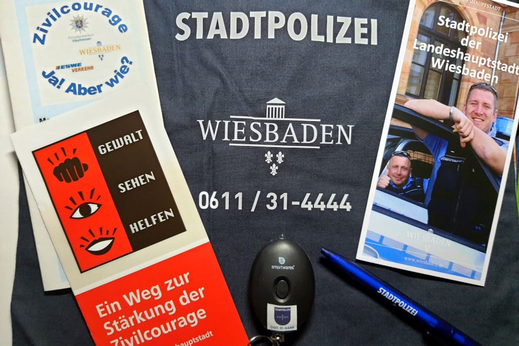 Das Angebot der Stadtpolizei Wiesbaden und des Präventionsrates “Gewaltprävention für Frauen“ am vergangenen Mittwoch war ein voller Erfolg. Die Teilnehmerinnen lernten viele wichtige Selbstverteidigungsmethoden. 