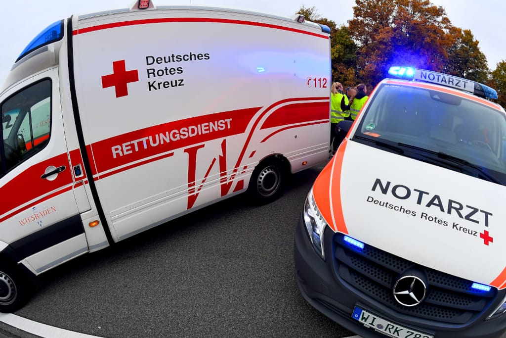 Eine Autofahrerin krachte am Freitag in Wiesbaden mit einem Lastenfahrrad zusammen. Der Biker wurde dabei schwer verletzt. Rettungskräfte versorgten ihn. 