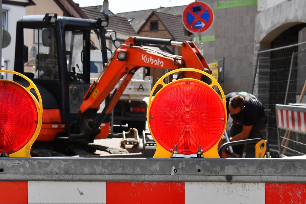 Bauarbeiten an der Stromleitungen in der Rathausstraße im Wiesbadener Stadtteil Kastel verlängern sich. Straße bleibt weiter voll gesperrt. 