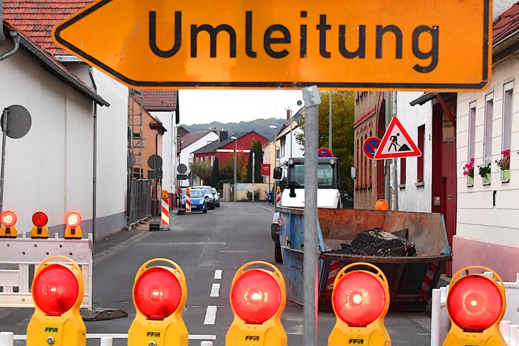 Vollsperrung der Straße In der Witz im Wiesbadener Stadtteil  Kastel wegen Bauarbeiten an der Stromleitung. 