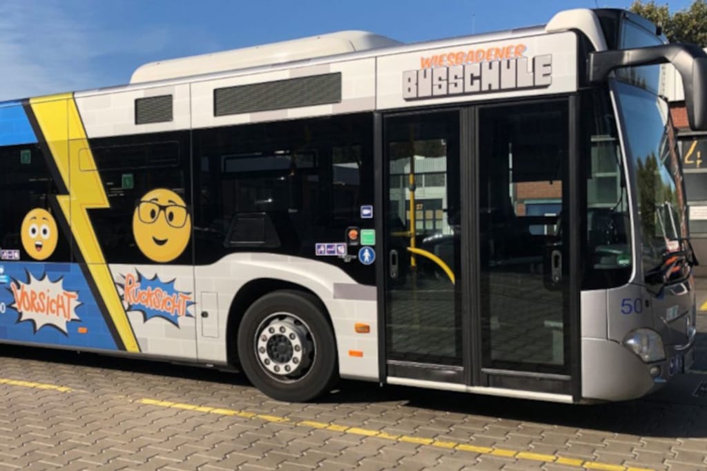 Rund 100 Personen testeten in der vergangenen Woche, wie es sich anfühlt Busfahrerin oder Busfahrer zu sein. Die Kommunale Arbeitsvermittlung des KJC hatte gemeinsam mit der Arbeitsagentur Wiesbaden zu dem Aktionstag eingeladen.